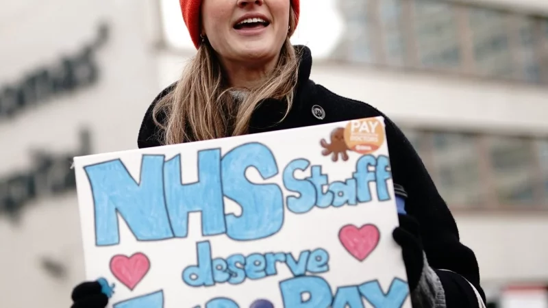 Успех английского профсоюза врачей: повышение зарплаты на 22,3%