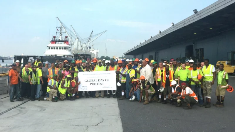 США грозит забастовка докеров