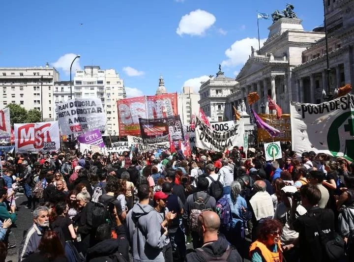Хроника: аргентинские профсоюзы против правительства
