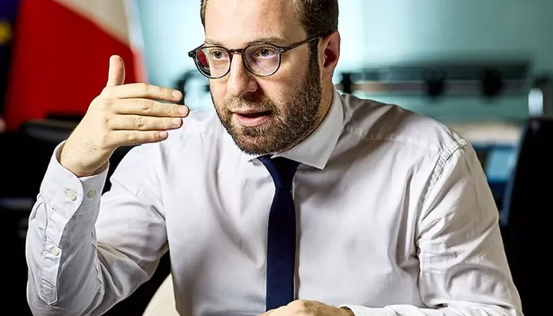 Правительство Франции хочет отменить помощь работодателям