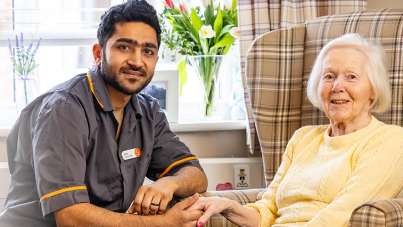 Великобритания: каждый третий работник по уходу сталкивается с проблемой отсутствия больничных